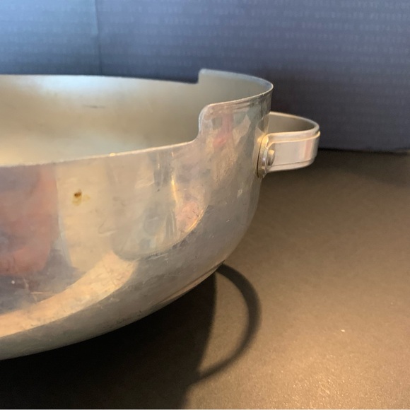 VTG BW BUENILUM BOWL WITH HANDLES AND BEADED LID - Picture 3 of 6